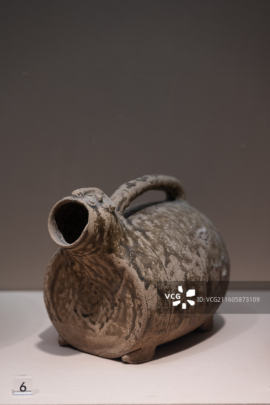 东汉酱色釉陶虎子（新沂市唐店公社出土，南京博物院藏）图片素材