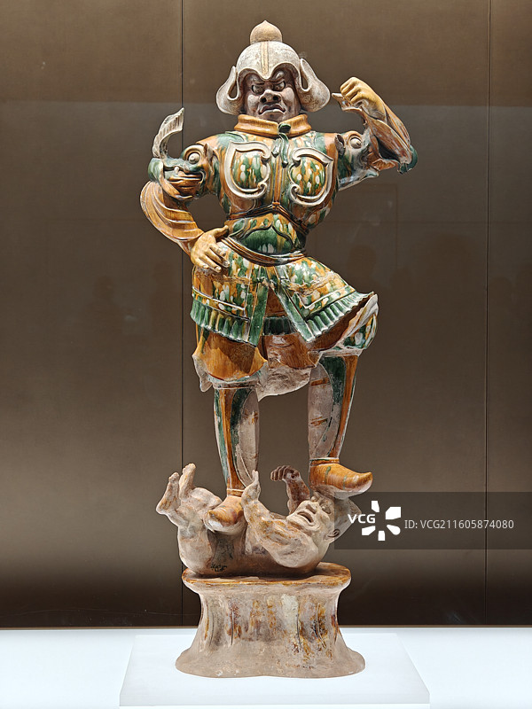 海博物馆东馆收藏展出的唐代陶俑文物彩色釉陶天王俑图片素材