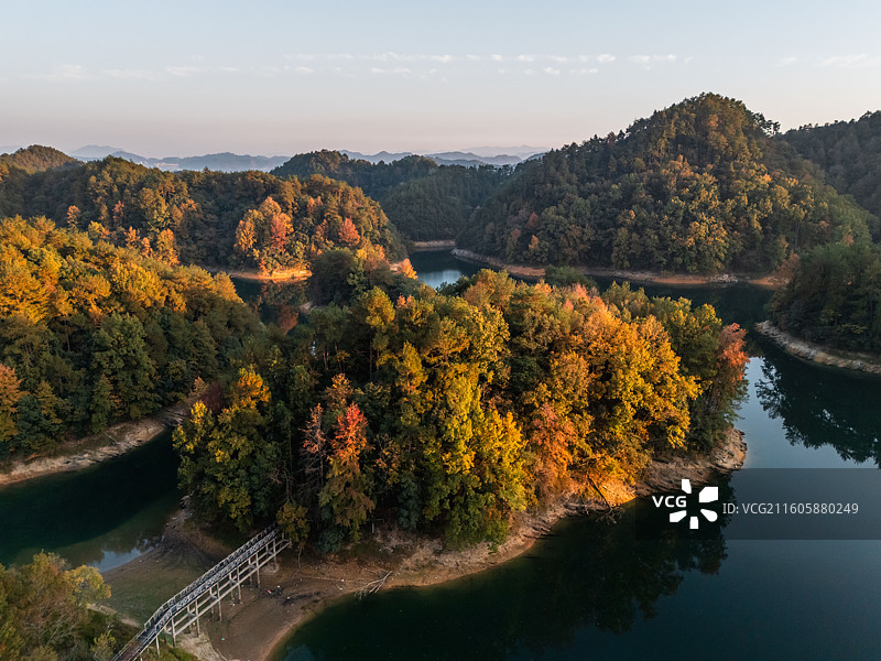 秋天，杭州千岛湖红叶湾航拍，碧蓝湖泊上的岛屿秋叶泛红图片素材