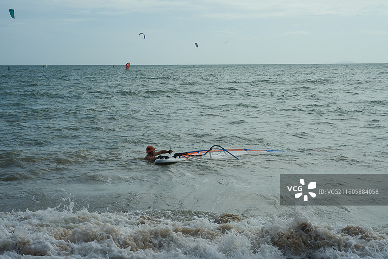 背对着天空站在沙滩上的人的后视图图片素材