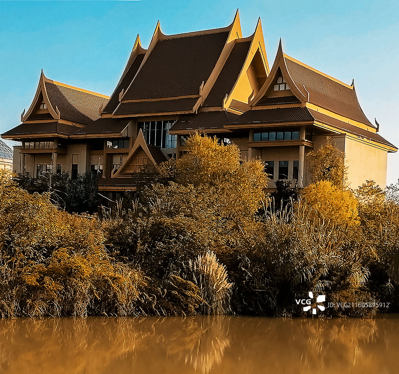 家在异国风光中图片素材