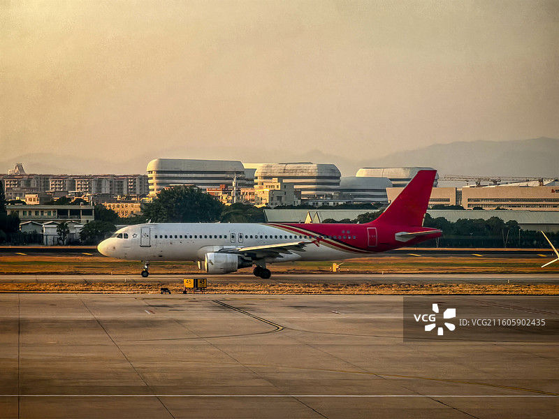 厦门高崎机场跑道上等待起飞的飞机图片素材