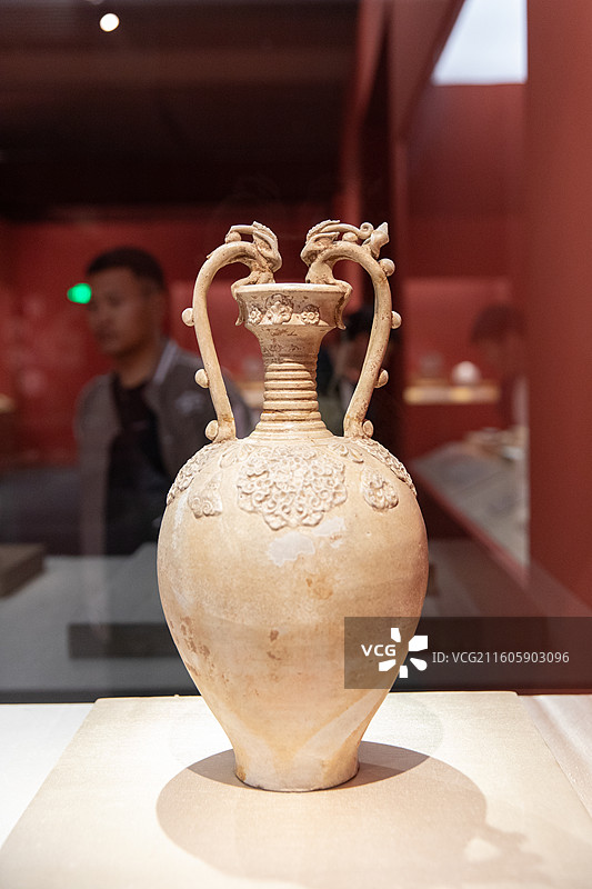 唐巩义窑白釉贴宝相花纹双龙耳瓶图片素材