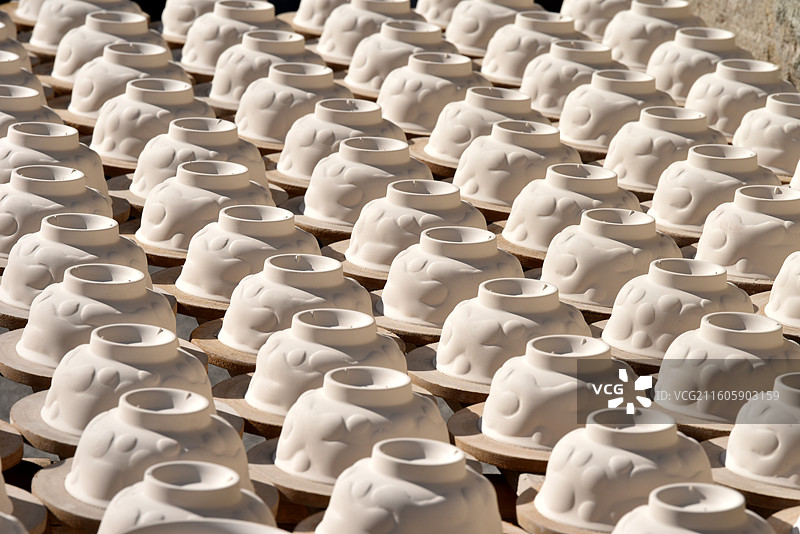 阳光下的景德镇白色瓷坯图片素材