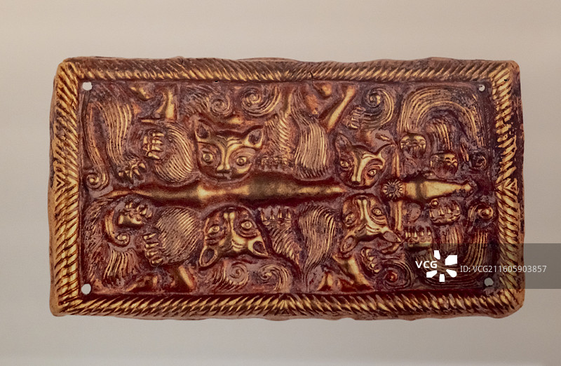 内蒙古伊克昭盟杭锦旗阿鲁柴登出土的战国四狼噬牛纹有孔金带头 中国国家博物馆图片素材