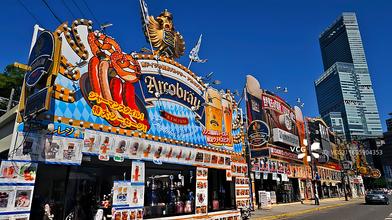 日本大阪四天王寺公园紧邻四天王寺，园内花木繁茂，有池塘点缀，与古寺建筑相映成趣，充满宁静禅意。图片素材
