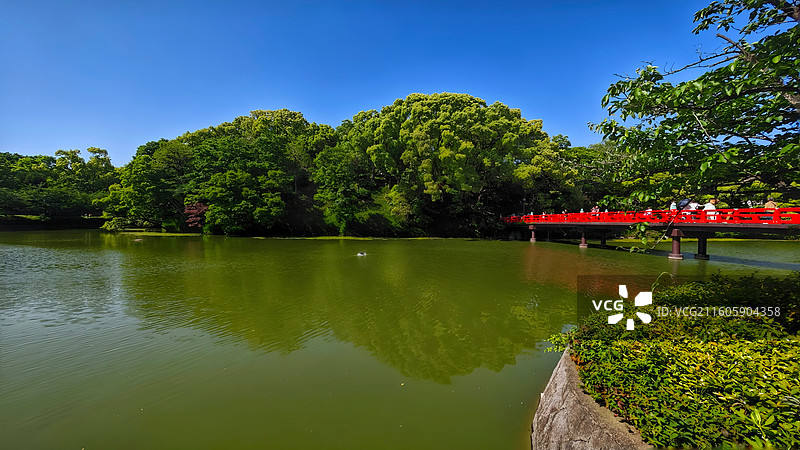 日本大阪四天王寺公园紧邻四天王寺，园内花木繁茂，有池塘点缀，与古寺建筑相映成趣，充满宁静禅意。图片素材