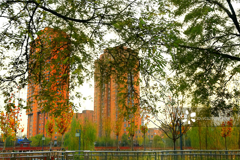 鬼斧神工造化功，云梯直上接苍穹 吊桥摇影千波渡，飞瀑流珠一涧通 登览长空舒望眼，回看新城耀霓虹图片素材