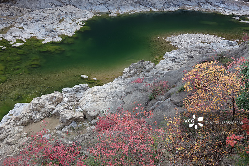 陕西省咸阳市泾阳县郑国渠泾河大峡谷：五彩滩碧水红叶图片素材