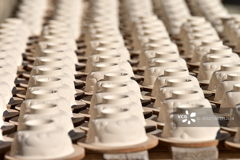 阳光下的景德镇白色瓷坯图片素材