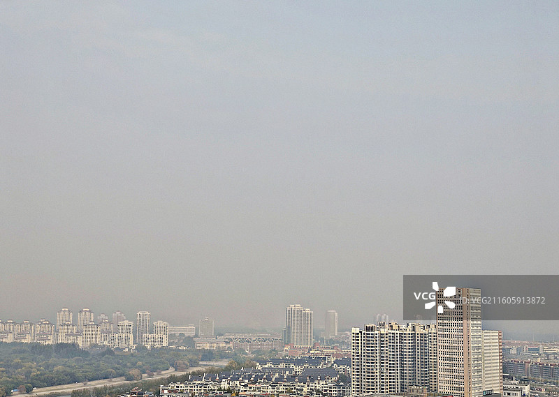 雾霾天气，天津北辰城市高楼大厦笼罩在雾霾中图片素材