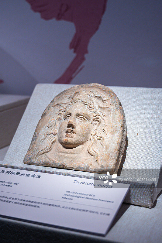 古希腊大理石雕像局部特写 黑绘风格陶罐陈列 红绘风格陶盘 陶制人物雕像摆件 大理石哲学家头像雕塑图片素材