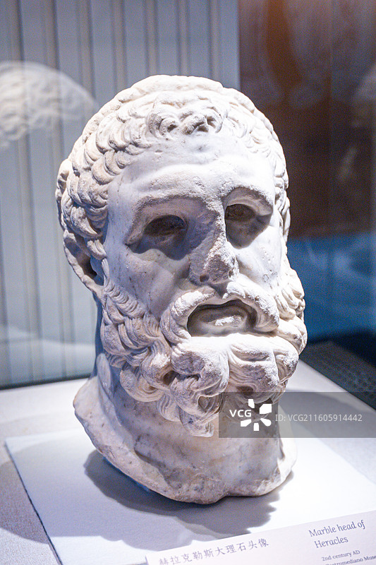 古希腊大理石雕像局部特写 黑绘风格陶罐陈列 红绘风格陶盘 陶制人物雕像摆件 大理石哲学家头像雕塑图片素材