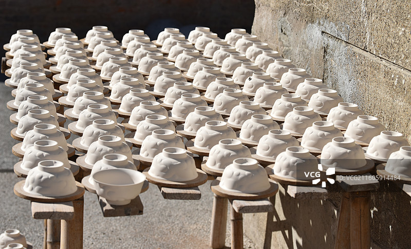 阳光下的景德镇白色瓷坯图片素材