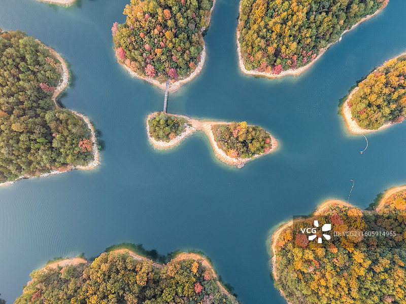 秋天，杭州千岛湖红叶湾航拍，碧蓝湖泊上的岛屿秋叶泛红图片素材