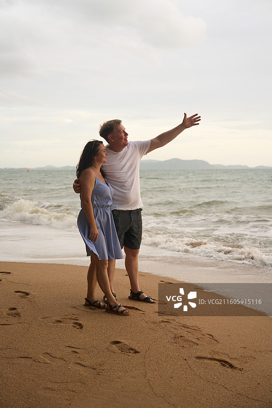 一对在沙滩上牵手的夫妻图片素材