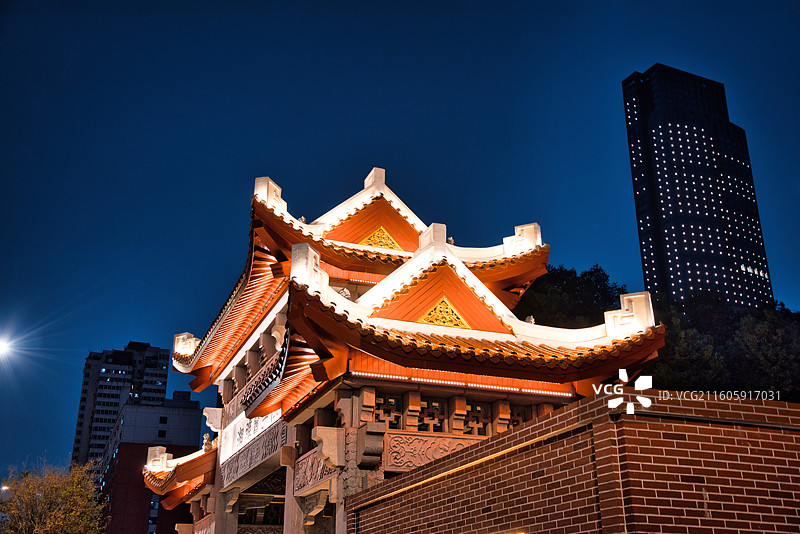 中国湖南省长沙市中南大学湘雅医院夜晚景色与现代建筑图片素材