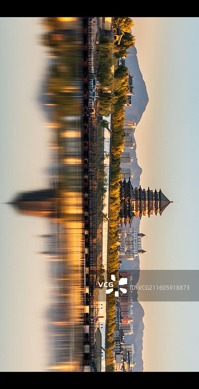 余晖映衬景德镇的浮桥和昌南阁图片素材