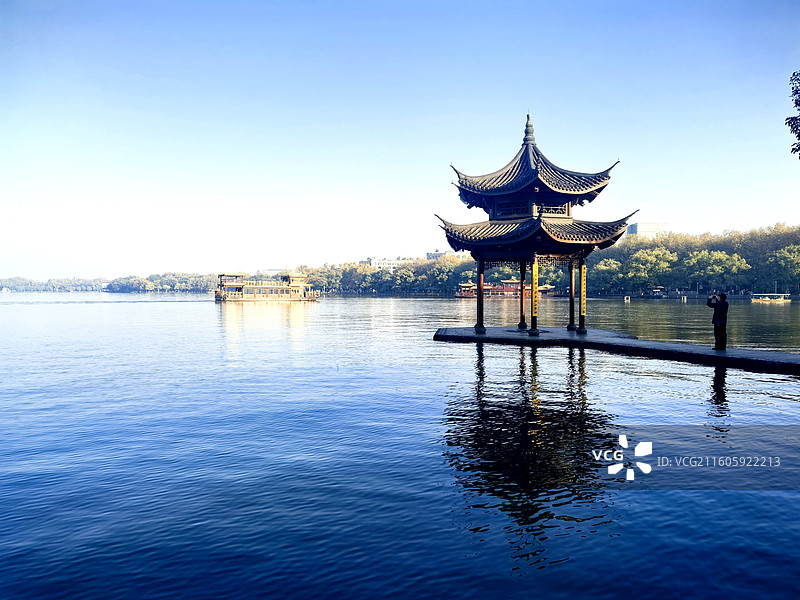 湖心亭畔静观西湖图片素材