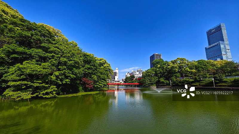 日本大阪四天王寺公园紧邻四天王寺，园内花木繁茂，有池塘点缀，与古寺建筑相映成趣，充满宁静禅意。图片素材