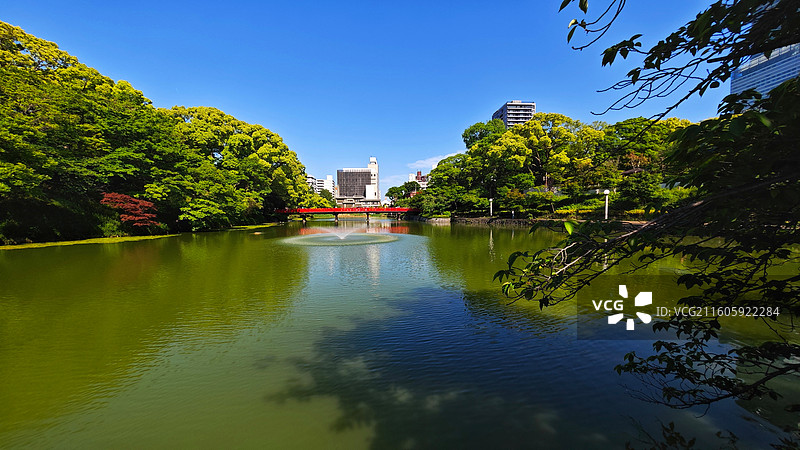 日本大阪四天王寺公园紧邻四天王寺，园内花木繁茂，有池塘点缀，与古寺建筑相映成趣，充满宁静禅意。图片素材