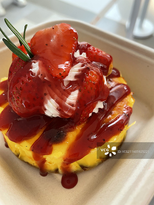 奶油草莓布丁巴斯克蛋糕图片素材