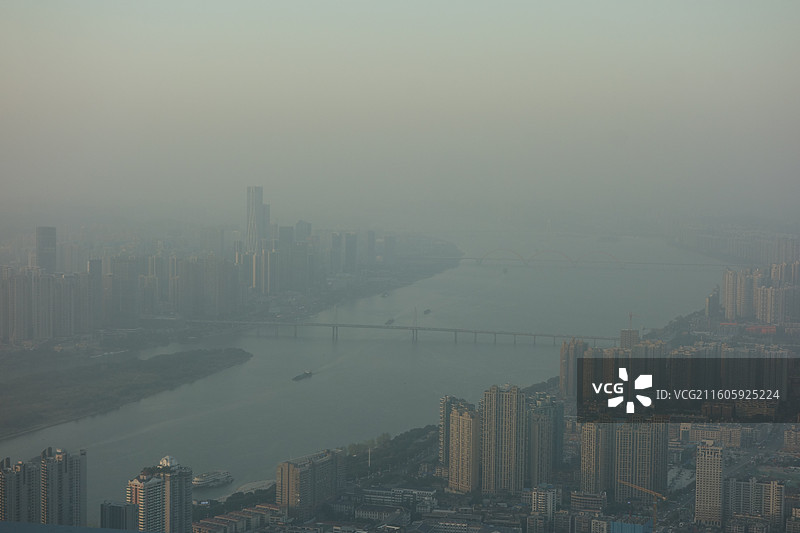 湖南省长沙市长沙city walk：长沙IFS长沙国金中心93层鸟瞰湘江图片素材