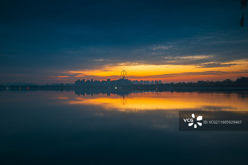 东昌湖畔初冬晨曦--摩天轮25.11图片素材