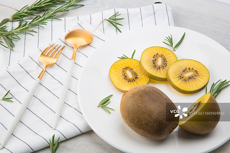 新鲜的智利金奇异果孤立在木质背景上图片素材