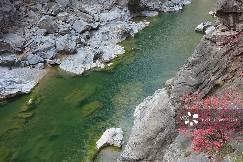 陕西省咸阳市泾阳县郑国渠泾河大峡谷：五彩滩碧水红叶图片素材