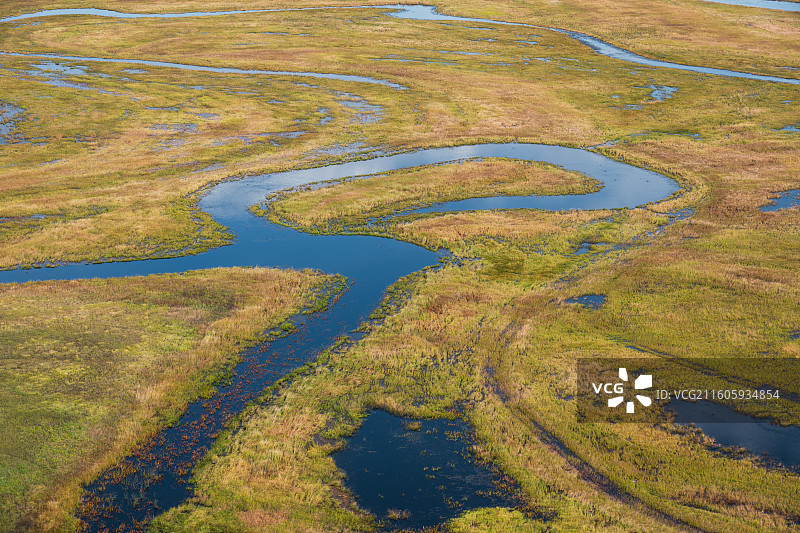 秋天内蒙古呼伦贝尔陈巴尔虎旗186彩带河，俯瞰蜿蜒曲折的额尔古纳河，中俄边境湿地草原风光图片素材