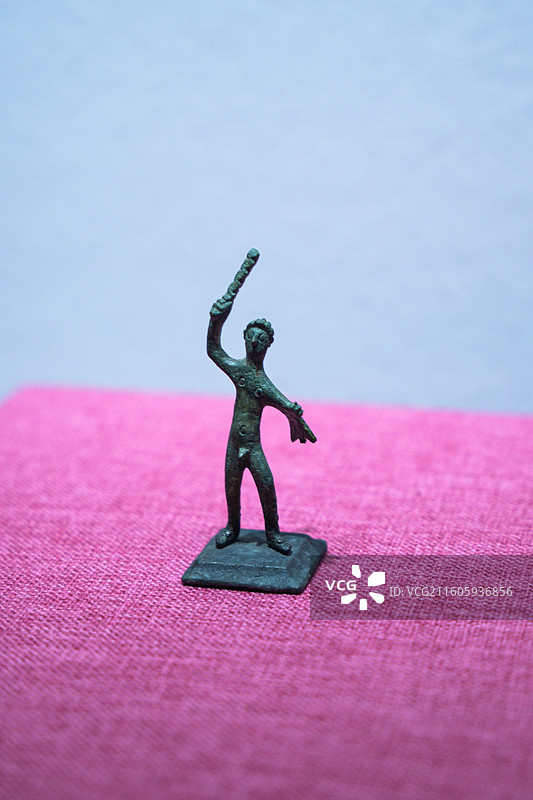 古希腊大理石雕像局部特写 黑绘风格陶罐陈列 红绘风格陶盘 陶制人物雕像摆件 大理石哲学家头像雕塑图片素材