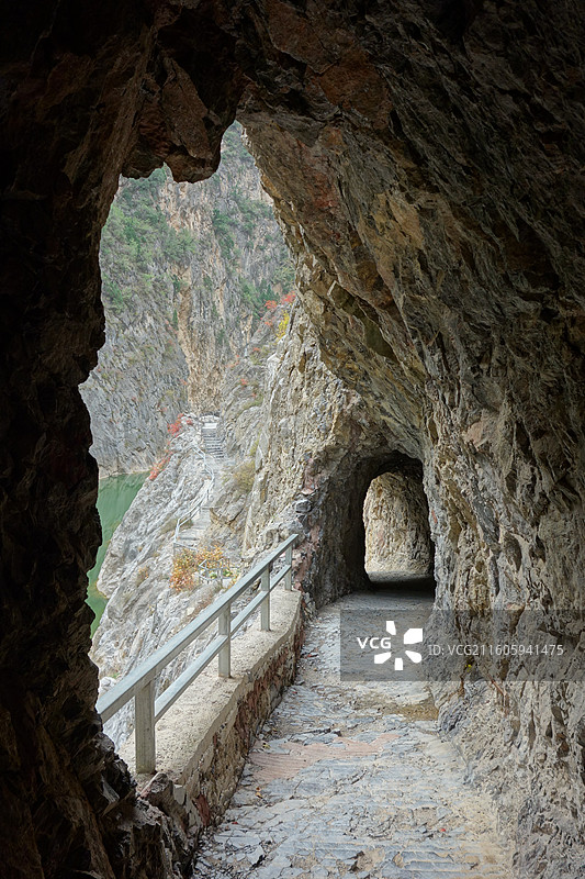 陕西省咸阳市泾阳县郑国渠泾河大峡谷：泾岸险道图片素材