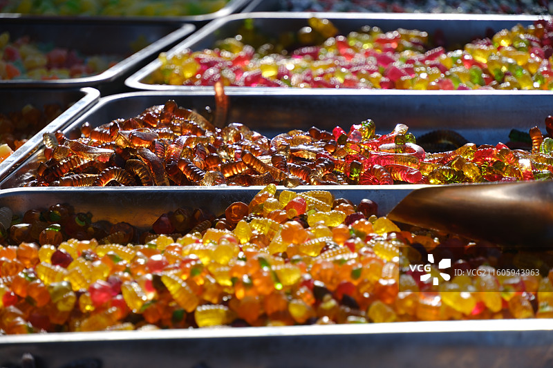 小时候的味道。集市上各种传统糖果糖瓜。糖葫芦山楂红果图片素材