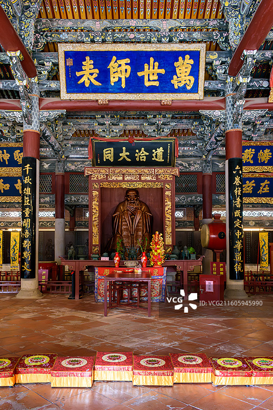 福建泉州文庙，大成殿内部陈设；白昼风光，蓝天白云。图片素材