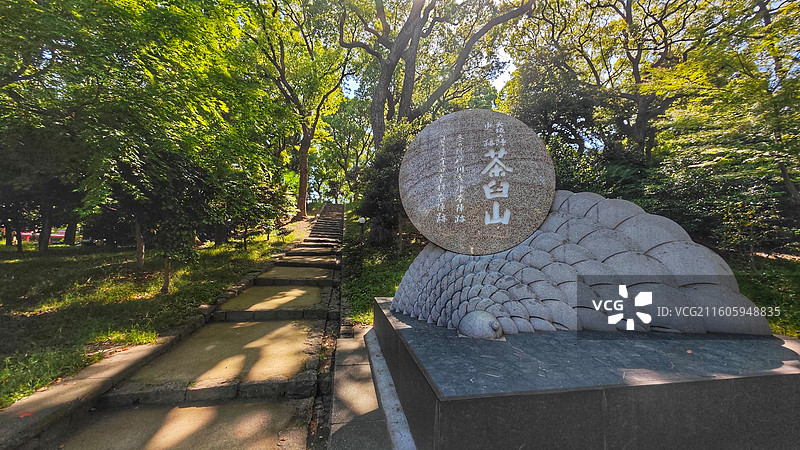 日本大阪四天王寺公园紧邻四天王寺，园内花木繁茂，有池塘点缀，与古寺建筑相映成趣，充满宁静禅意。图片素材