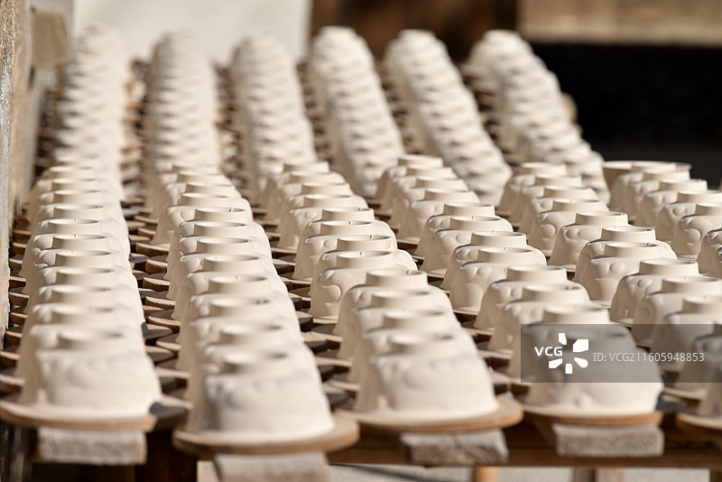 阳光下的景德镇白色瓷坯图片素材