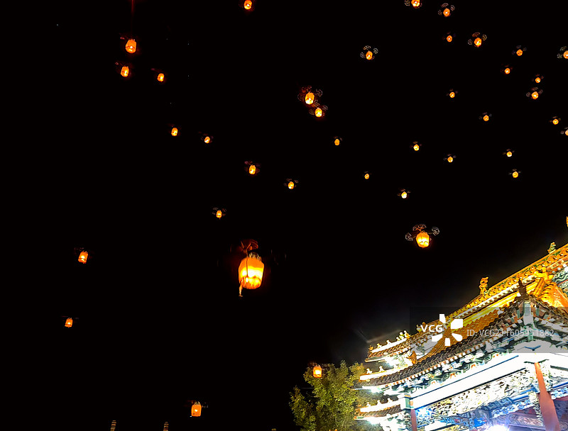 孔明灯飞过——拍摄于古北水镇图片素材