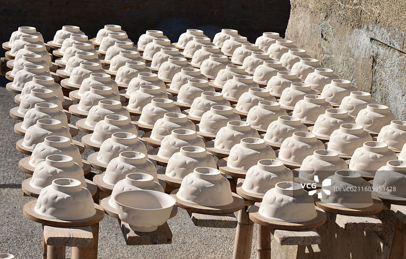 阳光下的景德镇白色瓷坯图片素材