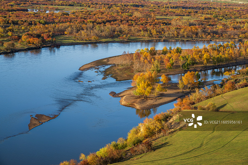黄昏时分内蒙古呼伦贝尔额尔古纳黑山头，俯瞰秋天河边的森林草原风光，根河流域形成湿地图片素材