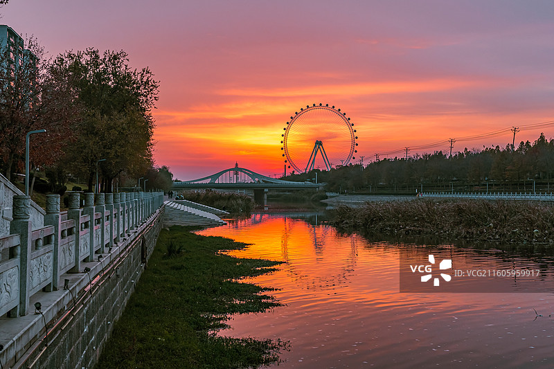 沁阳网红桥滨河公园摩天轮日出朝霞图片素材