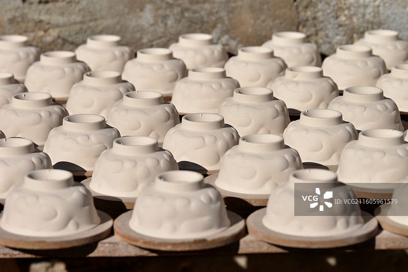 阳光下的景德镇白色瓷坯图片素材