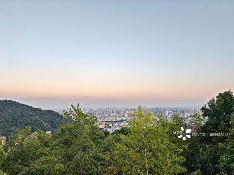 浙江省台州市白云飞瀑公园白云山上眺望台州城市风景图片素材