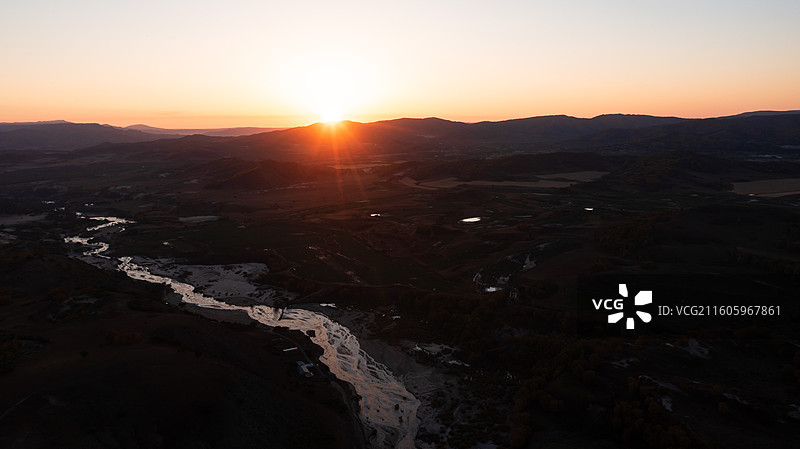 乌兰布统秋晨的第一缕阳光图片素材