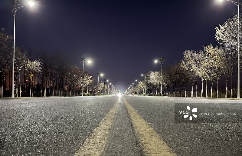 小雪节气王稳庄中盛路路灯安装后首次亮起图片素材
