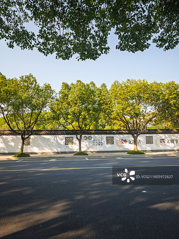 秋日光影斑驳的苏州姑苏城市街道街头图片素材