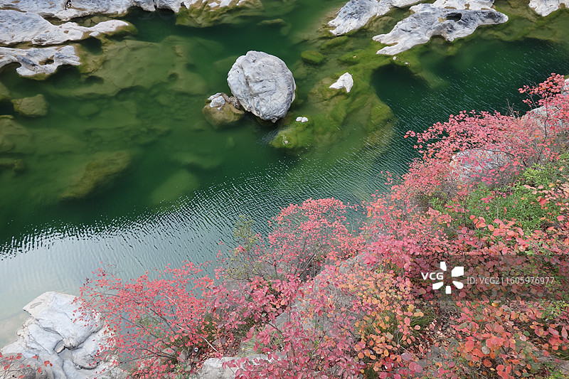 陕西省咸阳市泾阳县郑国渠泾河大峡谷：五彩滩碧水红叶图片素材