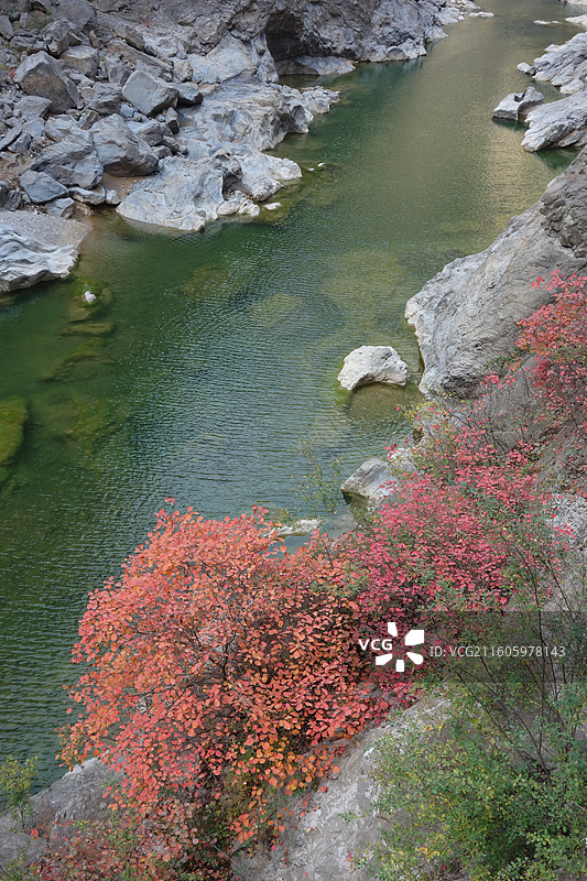 陕西省咸阳市泾阳县郑国渠泾河大峡谷：五彩滩碧水红叶图片素材