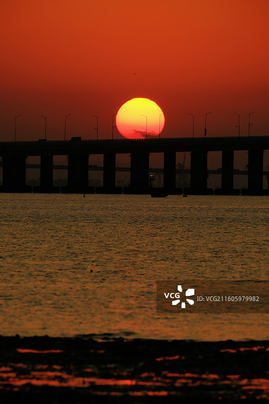 日出时分海上升起的朝阳图片素材