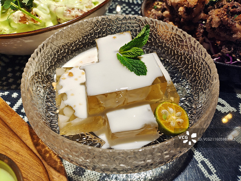 泰式柠檬酸奶蜂蜜马蹄冻高视角俯拍图片素材